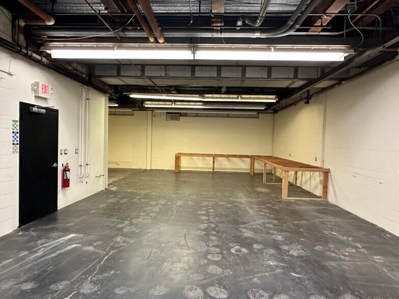 More Photos Of 76 Viaduct Rd, Stamford Warehouse For Lease
