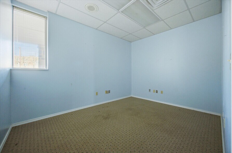 More Photos Of 2108 Monroe St, Commerce Showroom For Sale