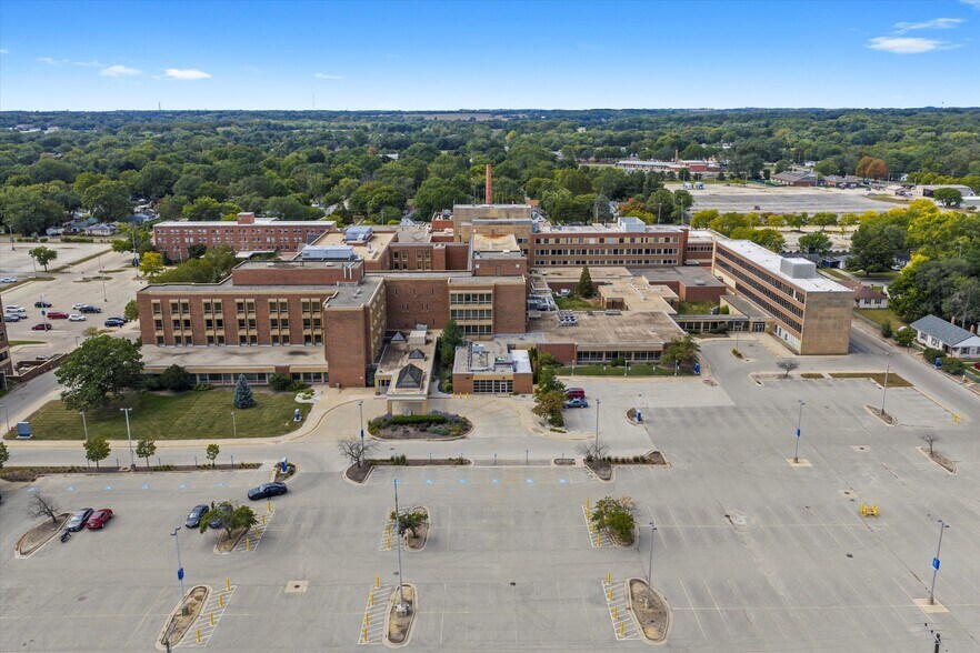 More Photos Of 2400 N Rockton Ave, Rockford Hospital For Lease