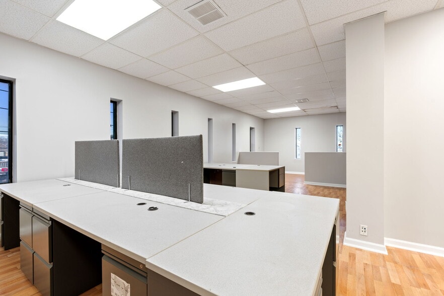 More Photos Of 1293 Clove Rd, Staten Island Office For Lease