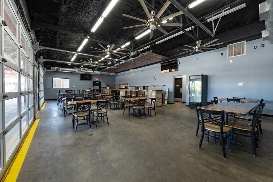More Photos Of 1402 Old Iowa Park, Wichita Falls Specialty For Lease