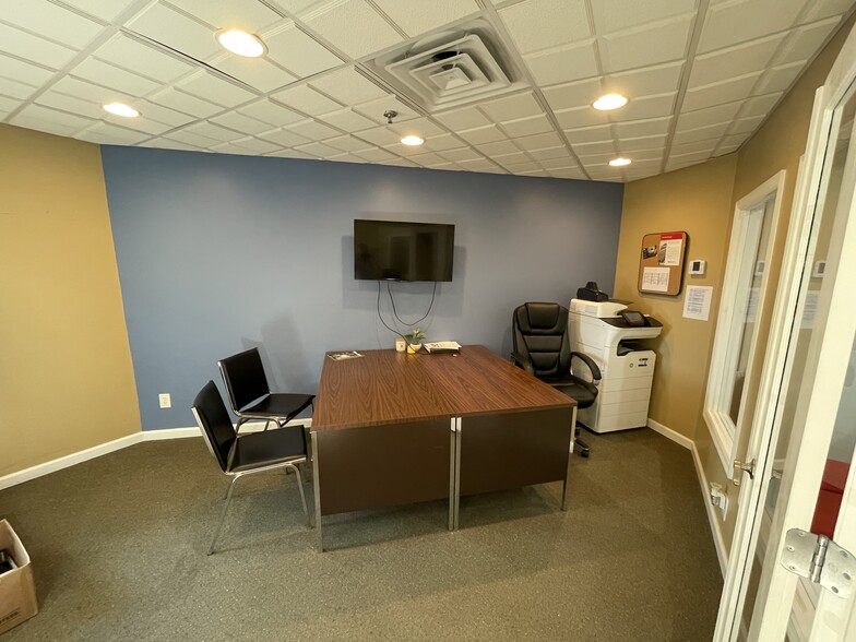 More Photos Of 10412 Allisonville Rd, Fishers Office For Sale