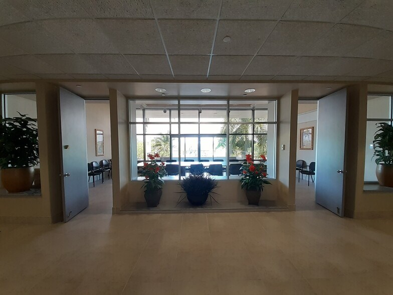More Photos Of 1520 Royal Palm Square Blvd, Fort Myers Office For Lease