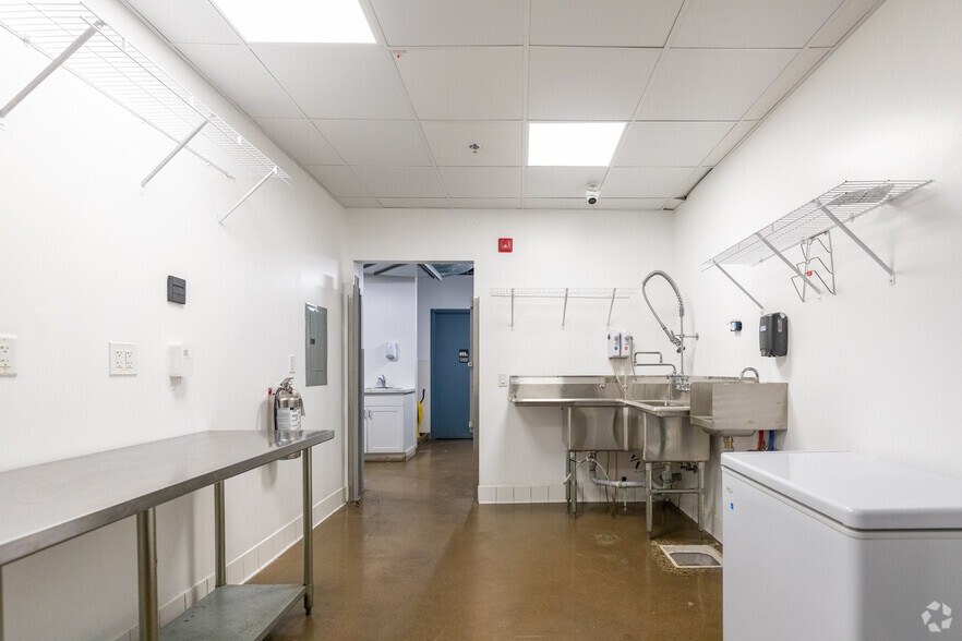 More Photos Of 545 Keele St, Toronto Warehouse For Lease