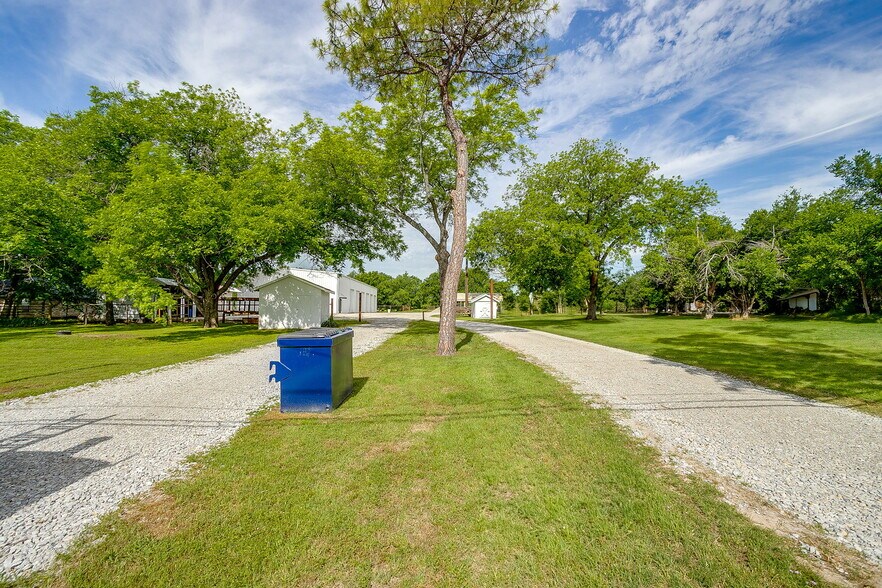 More Photos Of 1600 FM 3433, Newark Warehouse For Sale