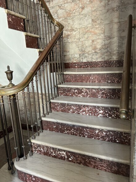 More Photos Of 219 E Washington Ave, Oshkosh Office For Sale