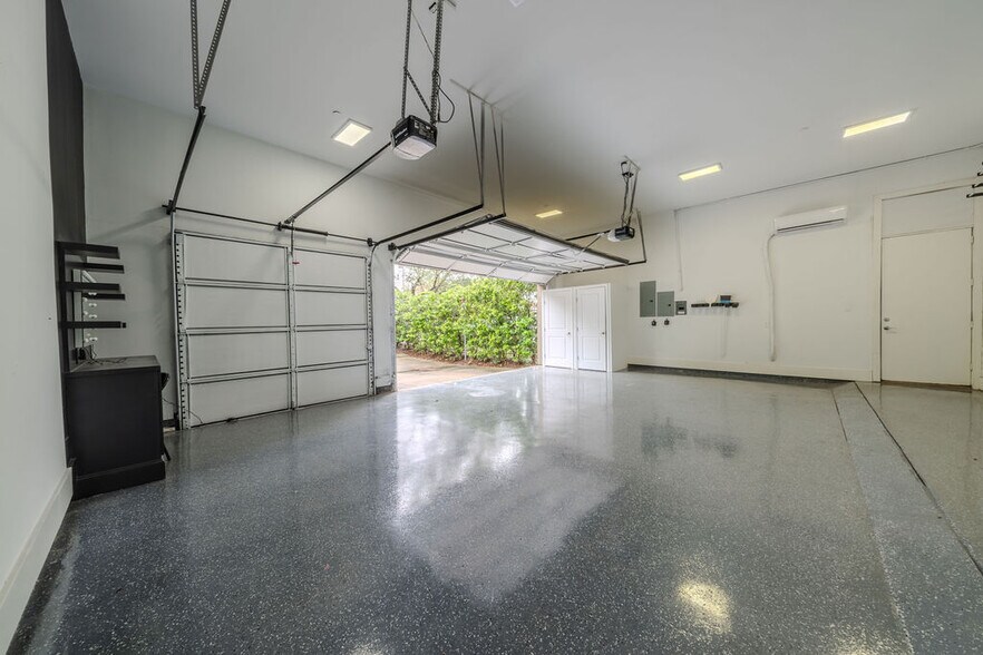More Photos Of 1423 Lake Pointe Pkwy, Sugar Land Office For Sale