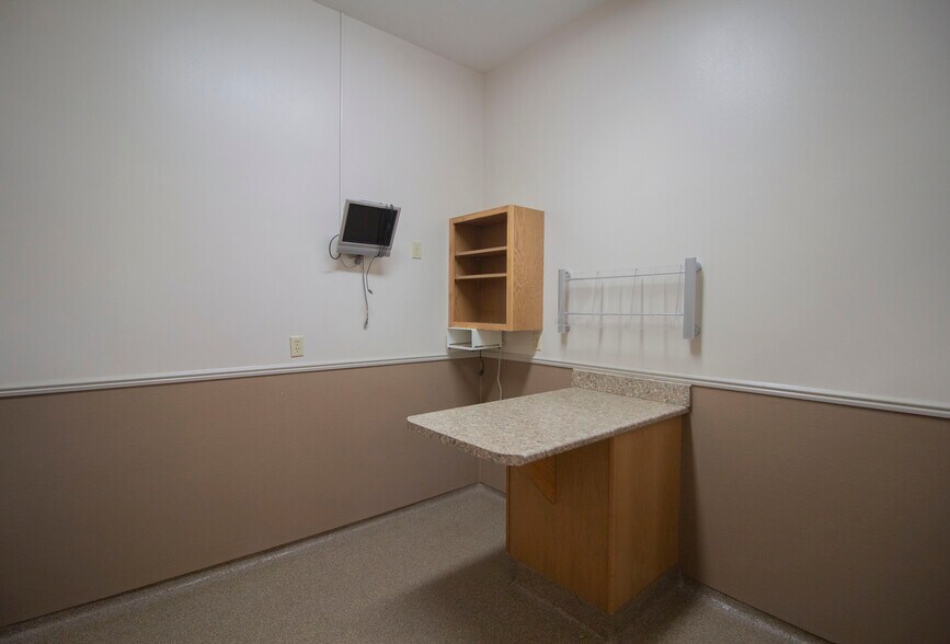 More Photos Of 32251 E Red Arrow Hwy, Paw Paw Veterinarian Kennel For Sale