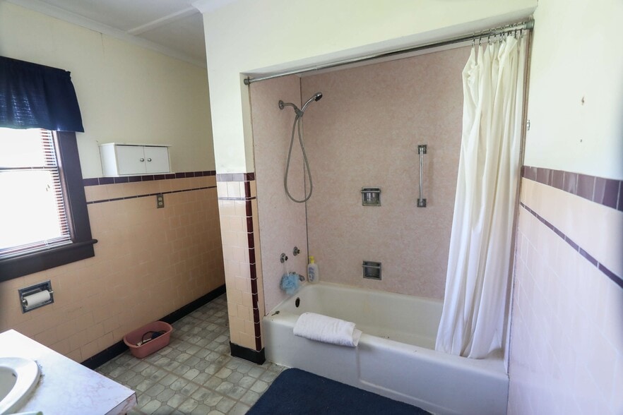 More Photos Of 1499 S State St, North Adams Distribution For Sale