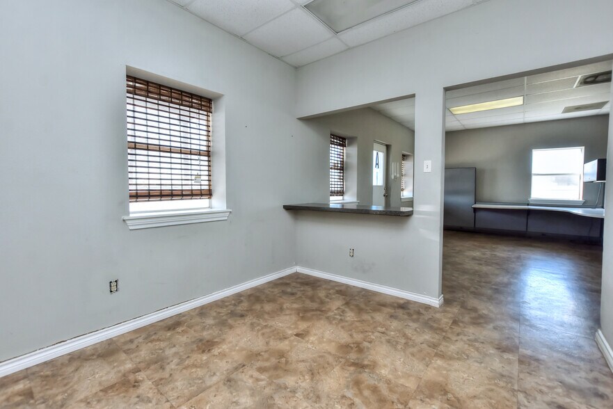 More Photos Of 4159 E University Ave, Georgetown Light Manufacturing For Sale