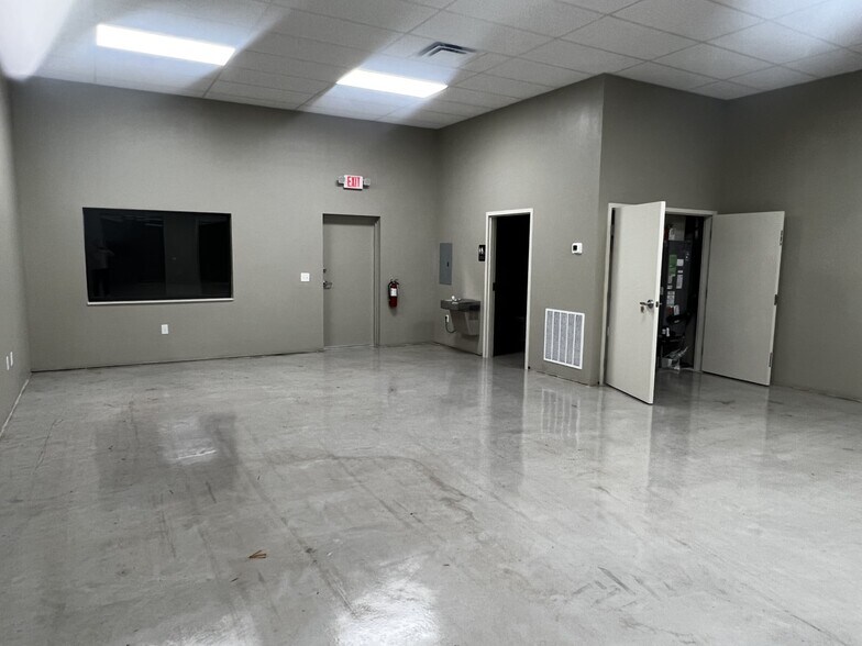 More Photos Of 745 Tillman Pl, Plant City Showroom For Lease
