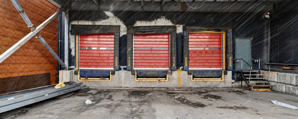 More Photos Of 7600 Rte Transcanadienne, Montréal Service For Lease