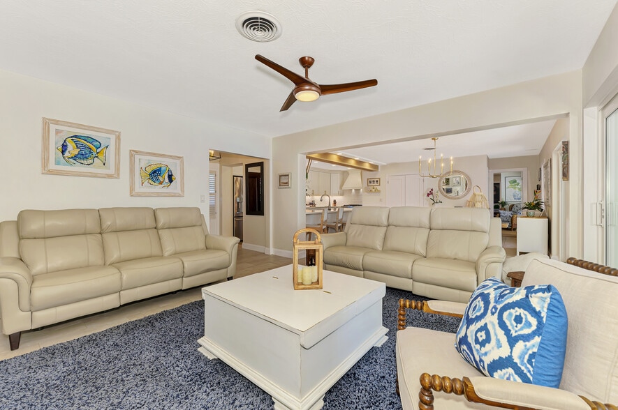 More Photos Of 400 Nokomis Ave S, Venice Specialty For Sale