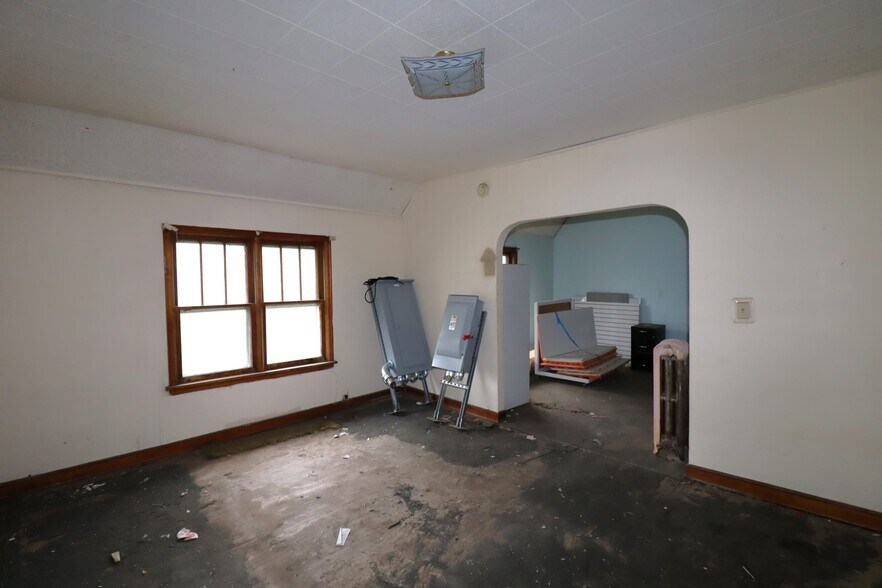 More Photos Of 522 Sanborn Ave, Ashland Storefront Retail Residential For Sale