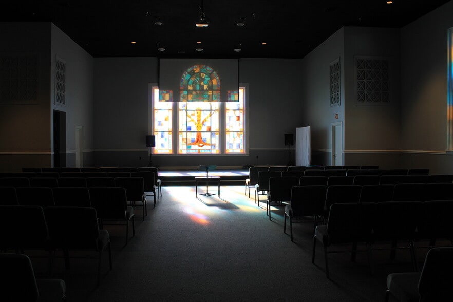 More Photos Of 401 W Poplar St, Elizabethtown Religious Facility For Sale