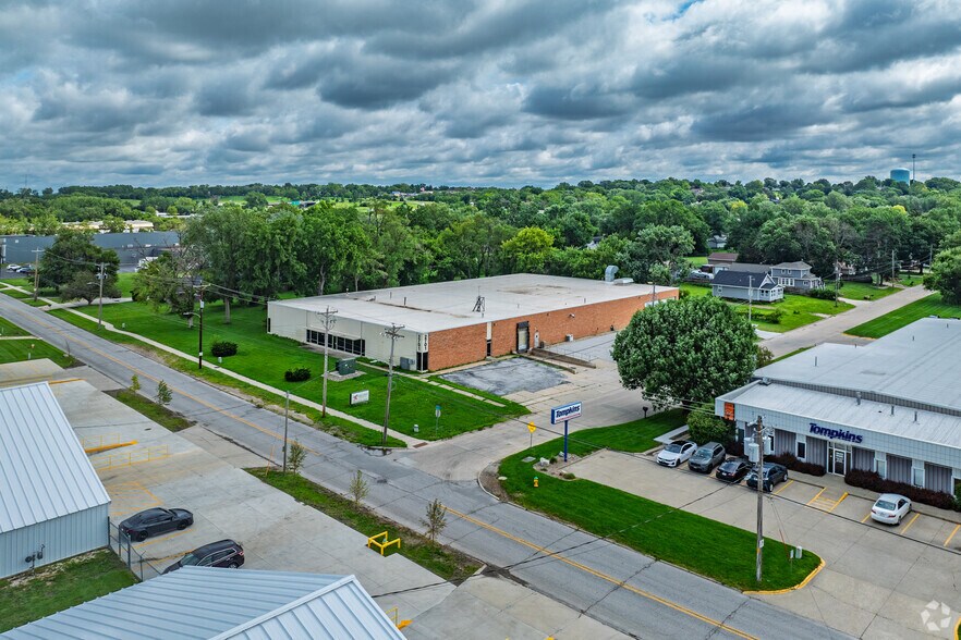 More Photos Of 2701 Delaware Ave, Des Moines Warehouse For Sale