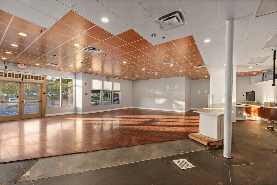 More Photos Of 29105-29125 Canwood St, Agoura Hills Restaurant For Lease