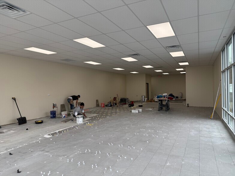 More Photos Of 900 Eisenhower Blvd, Harrisburg Storefront For Lease