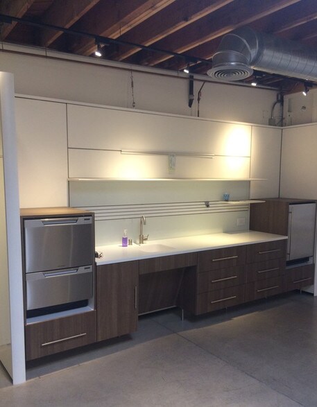 More Photos Of 9014 Lindblade St, Culver City Showroom For Lease