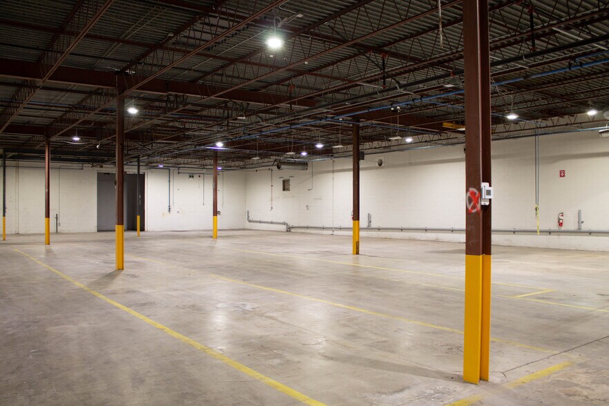 More Photos Of 3695 Aut des Laurentides (A-15) Desste E, Laval Manufacturing For Lease