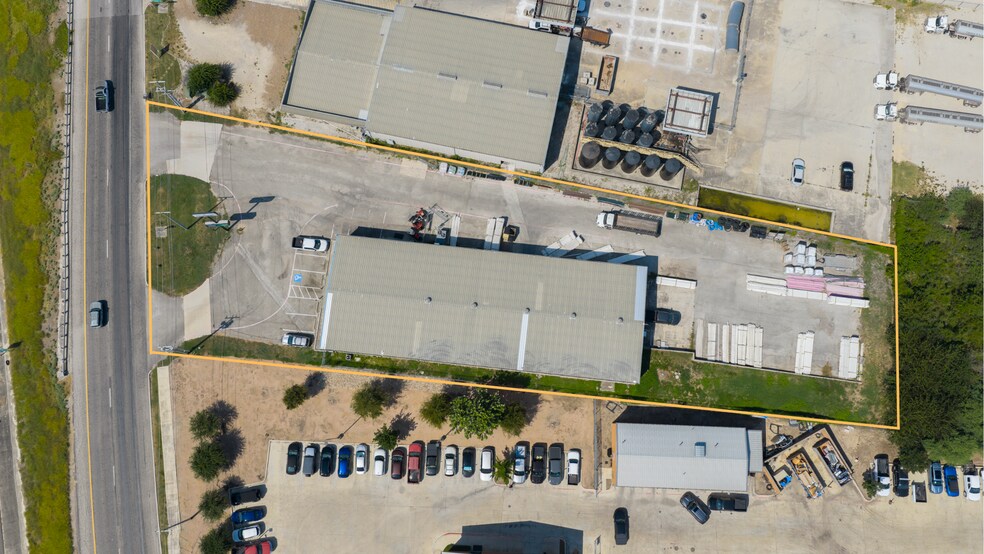 More Photos Of 4312 I 35 N Frontage rd, New Braunfels Showroom For Sale