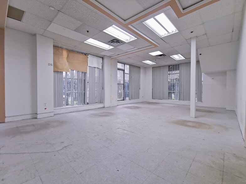 More Photos Of 3871 N Fraser Way, Burnaby Showroom For Lease