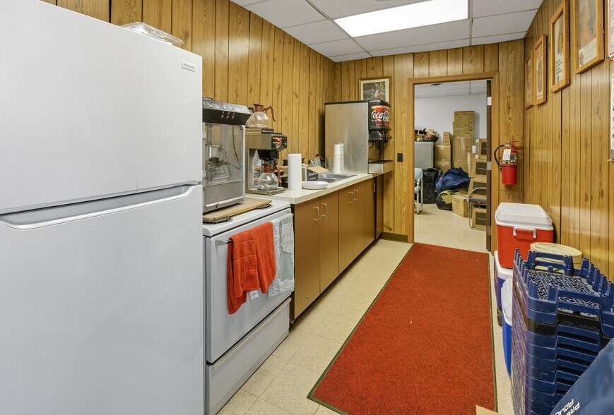 More Photos Of 513 E Saginaw St, Breckenridge Warehouse For Sale