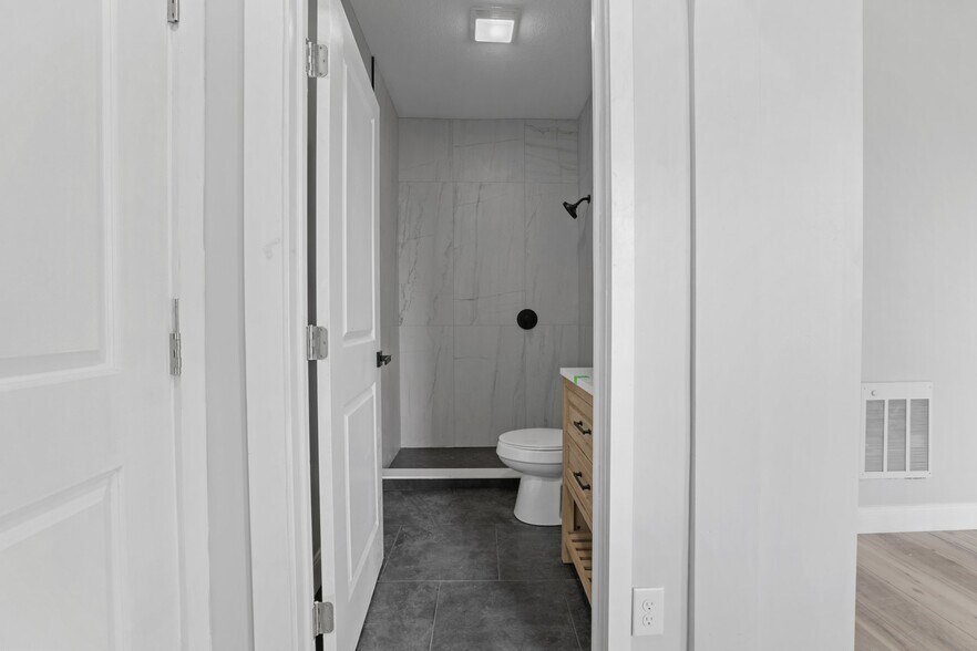 More Photos Of 1890 S High St, Columbus Light Distribution For Sale