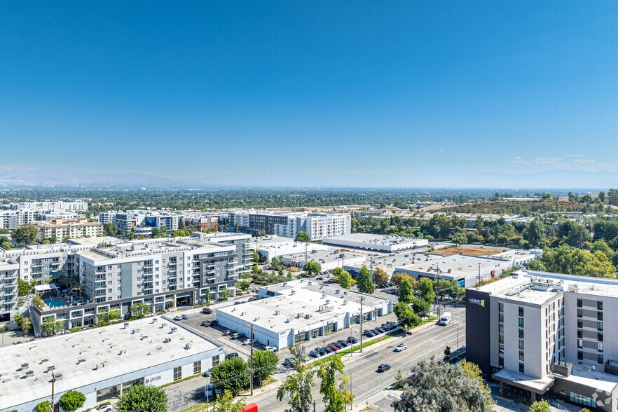 More Photos Of 21101-21115 Oxnard St, Woodland Hills Light Distribution For Lease