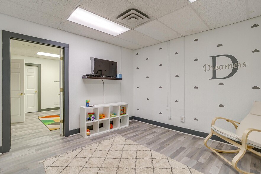 More Photos Of 1434 N Main St, Fort Worth Storefront Retail Office For Lease