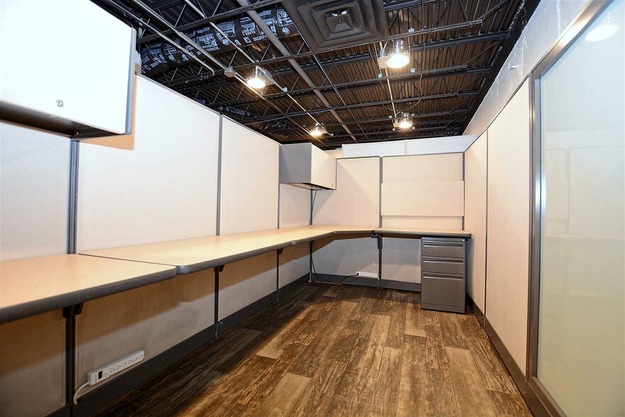 More Photos Of 512 Higgins Rd, Park Ridge Office For Lease