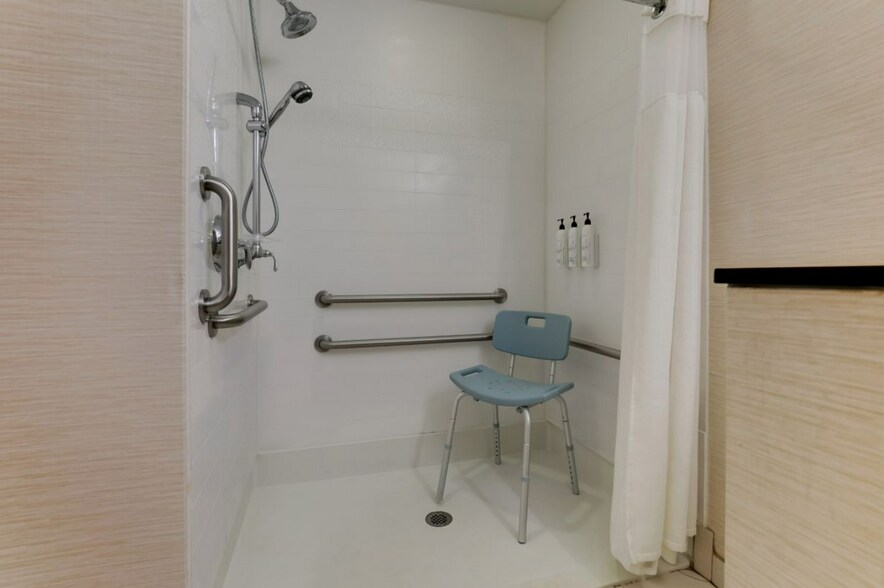 More Photos Of 1111 N Lorraine St, Hutchinson Hotel For Sale