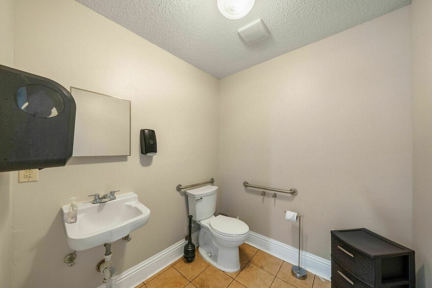 More Photos Of 726 Airport Rd, Panama City Loft Creative Space For Lease