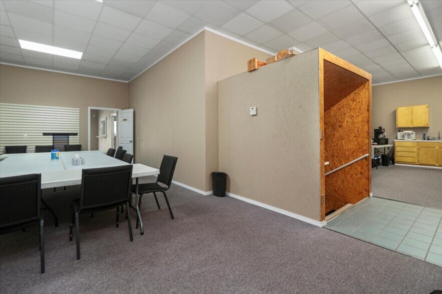 More Photos Of 1006 Nettleton Avenue Ave, Thayer Office For Sale