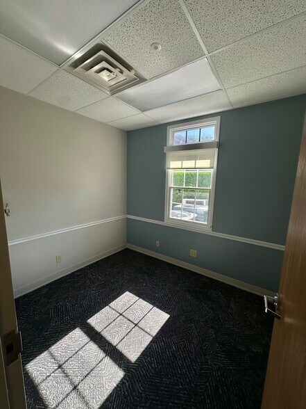 More Photos Of 1305 Corporate Dr, Hudson Medical For Lease