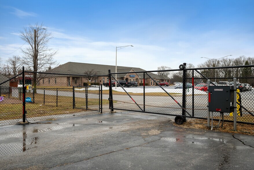 More Photos Of 14 Whittington Dr, Brownsburg Self Storage For Sale