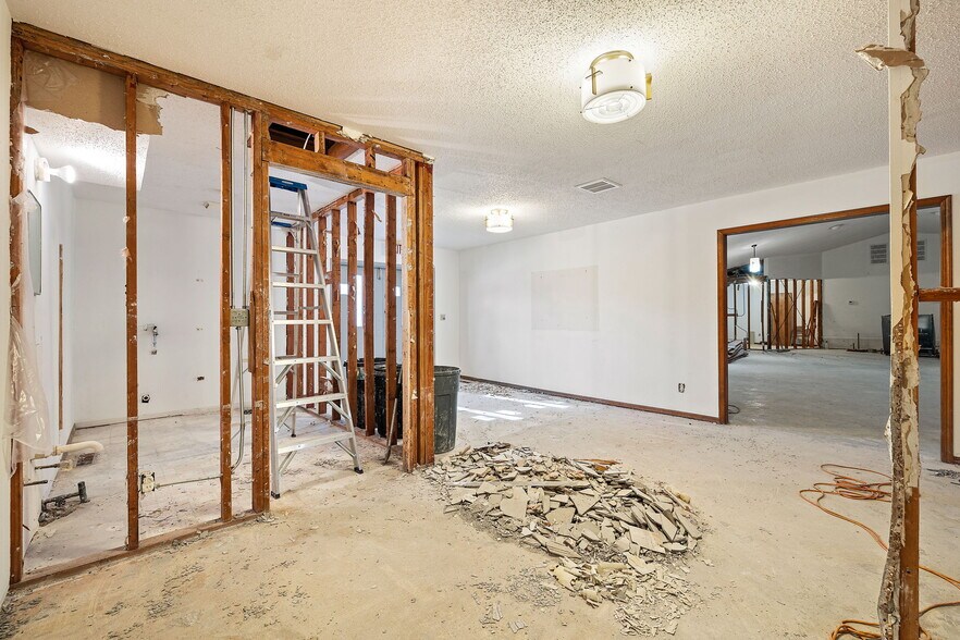 More Photos Of 115 N 8th St, Yukon Religious Facility For Sale