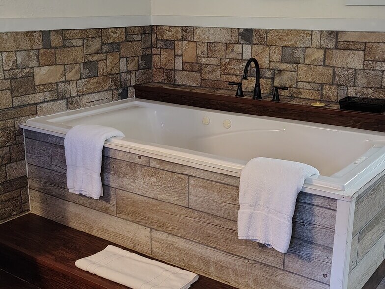More Photos Of 10770 E State Highway 76, Branson West Hotel For Sale