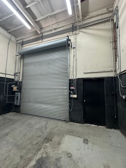 More Photos Of 711 W 17th St, Costa Mesa Warehouse For Sale