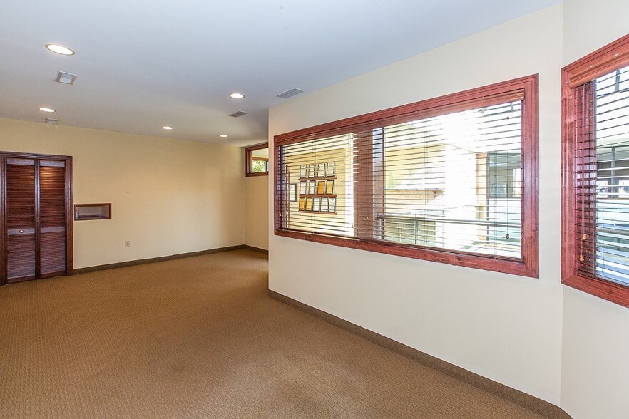 More Photos Of 2040 N Ferry St, Anoka Office For Sale