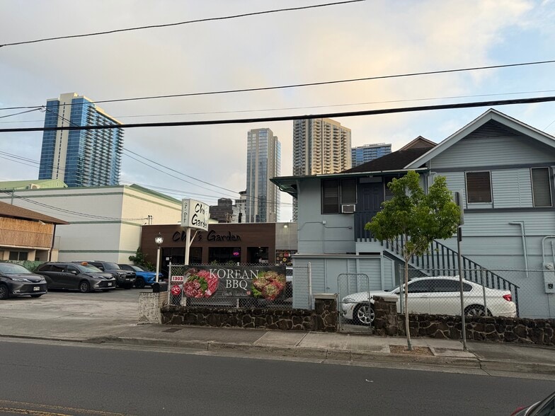 More Photos Of 1303 Rycroft St, Honolulu Restaurant For Lease