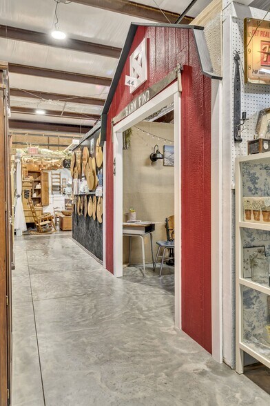 More Photos Of 2120 Old Highway 431 S, Greenbrier Freestanding For Sale