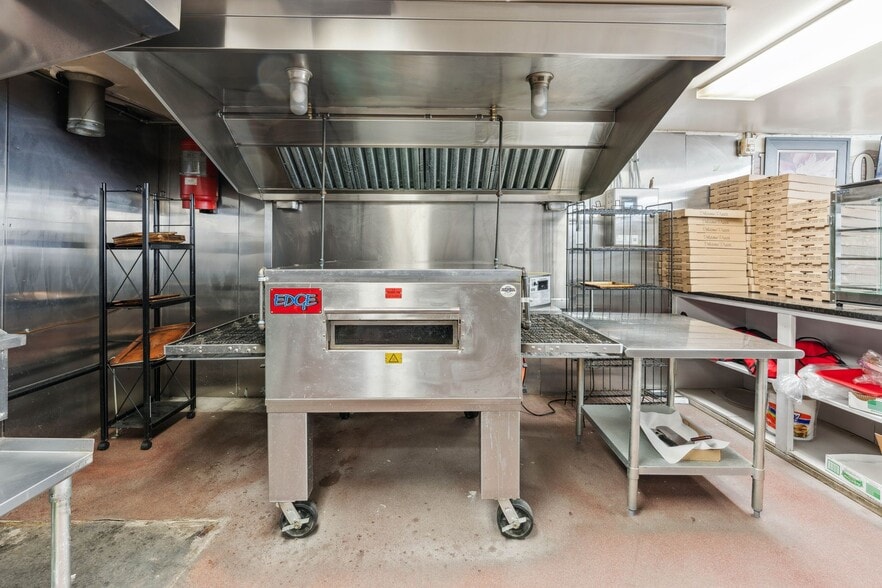 More Photos Of 117 Clinton St, Shrewsbury Freestanding For Sale