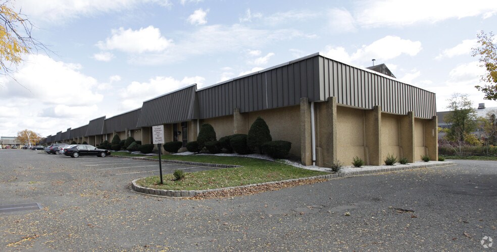 More Photos Of 420-532 Lincoln Blvd, Middlesex Light Manufacturing For Lease