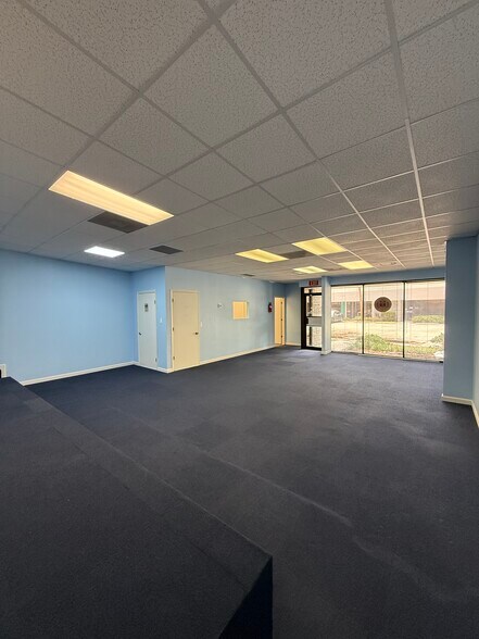 More Photos Of 1748 Independence Blvd, Sarasota Light Manufacturing For Lease