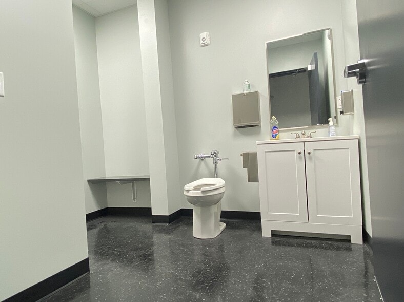 More Photos Of 760 Main St, Wilmington Light Manufacturing For Lease