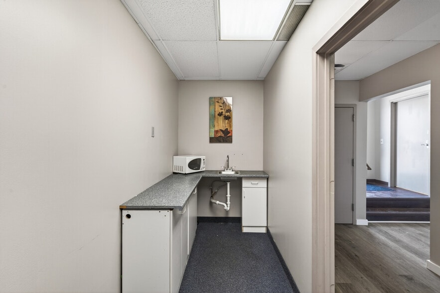 More Photos Of 1017-1023 Mainstreet, Hopkins Storefront For Lease