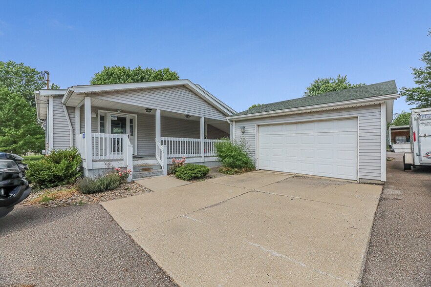 More Photos Of 13390 Ravenna Ave NE, Hartville Flex For Sale