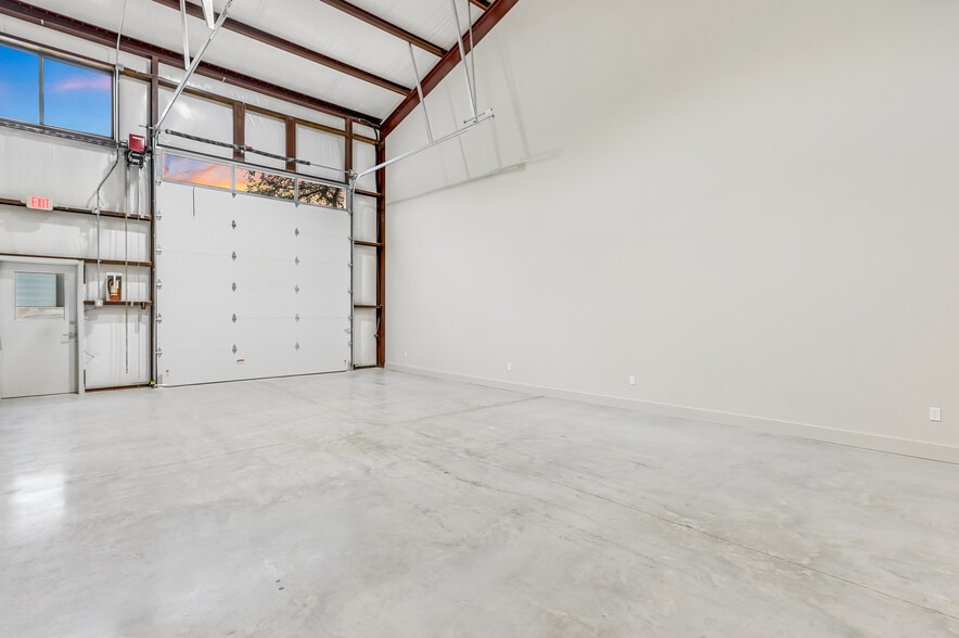 More Photos Of 15210 Fitzhugh Rd, Austin Light Distribution For Lease