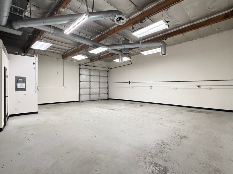 More Photos Of 820-830 Thompson Ave, Glendale Manufacturing For Lease